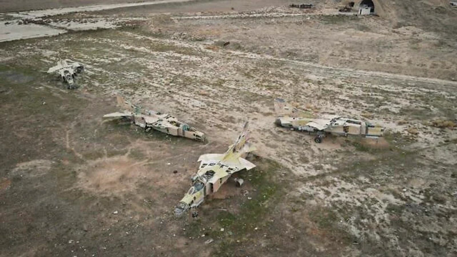 Abandoned military aircraft on the tarmac of a disused Syrian air base. File photograph. תצלום ארכיון.