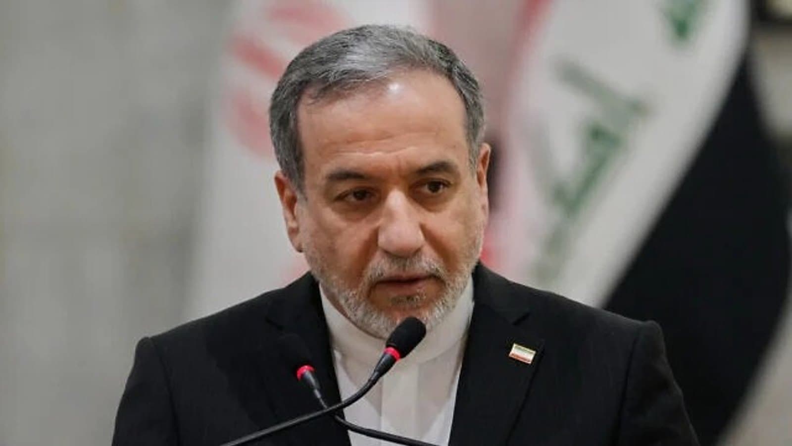 Iranian Foreign Minister Abbas Araghchi speaking at a lectern. File photograph. תצלום ארכיון.