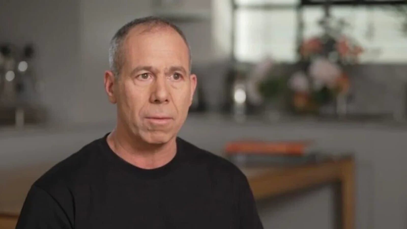Avi Gil speaking during a television interview at a kitchen counter. תצלום ארכיון.