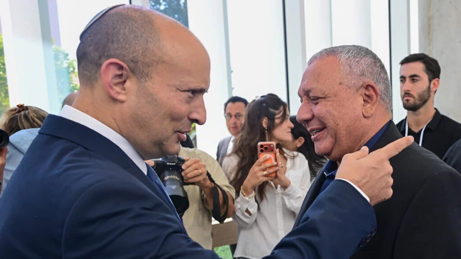 Naftali Bennett and Gadi Eisenkot speaking closely together at an event. תצלום ארכיון.