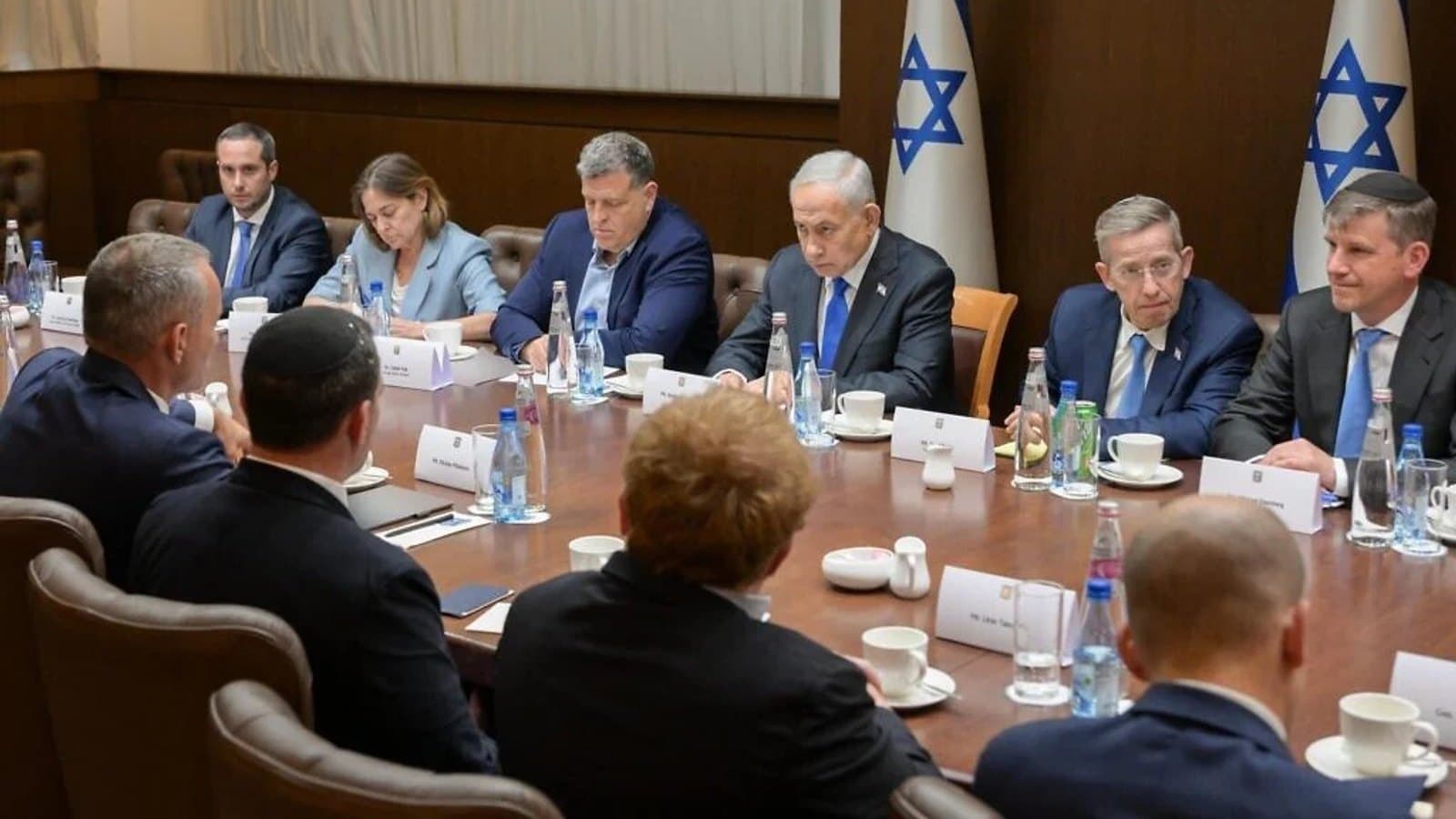 Benjamin Netanyahu at a cabinet table with officials. File photograph. תצלום ארכיון.
