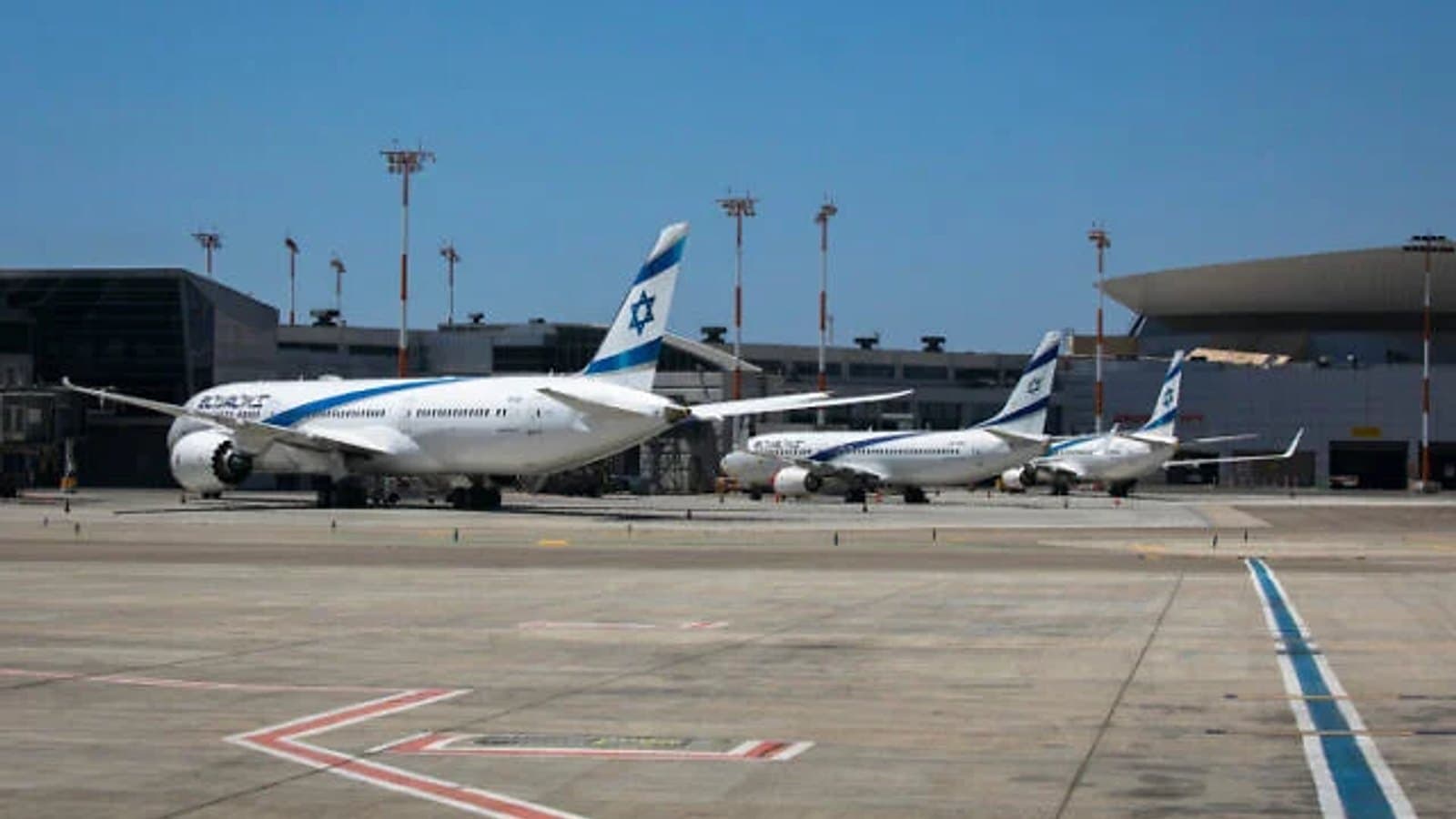 El Al aircraft parked on the tarmac at an airport. File photograph. תצלום ארכיון.