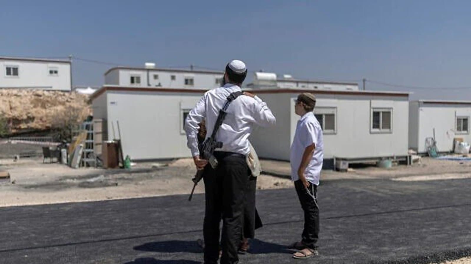 Settlers standing beside prefabricated homes at the rebuilt settlement of Ganim in the northern West Bank. תצלום ארכיון.