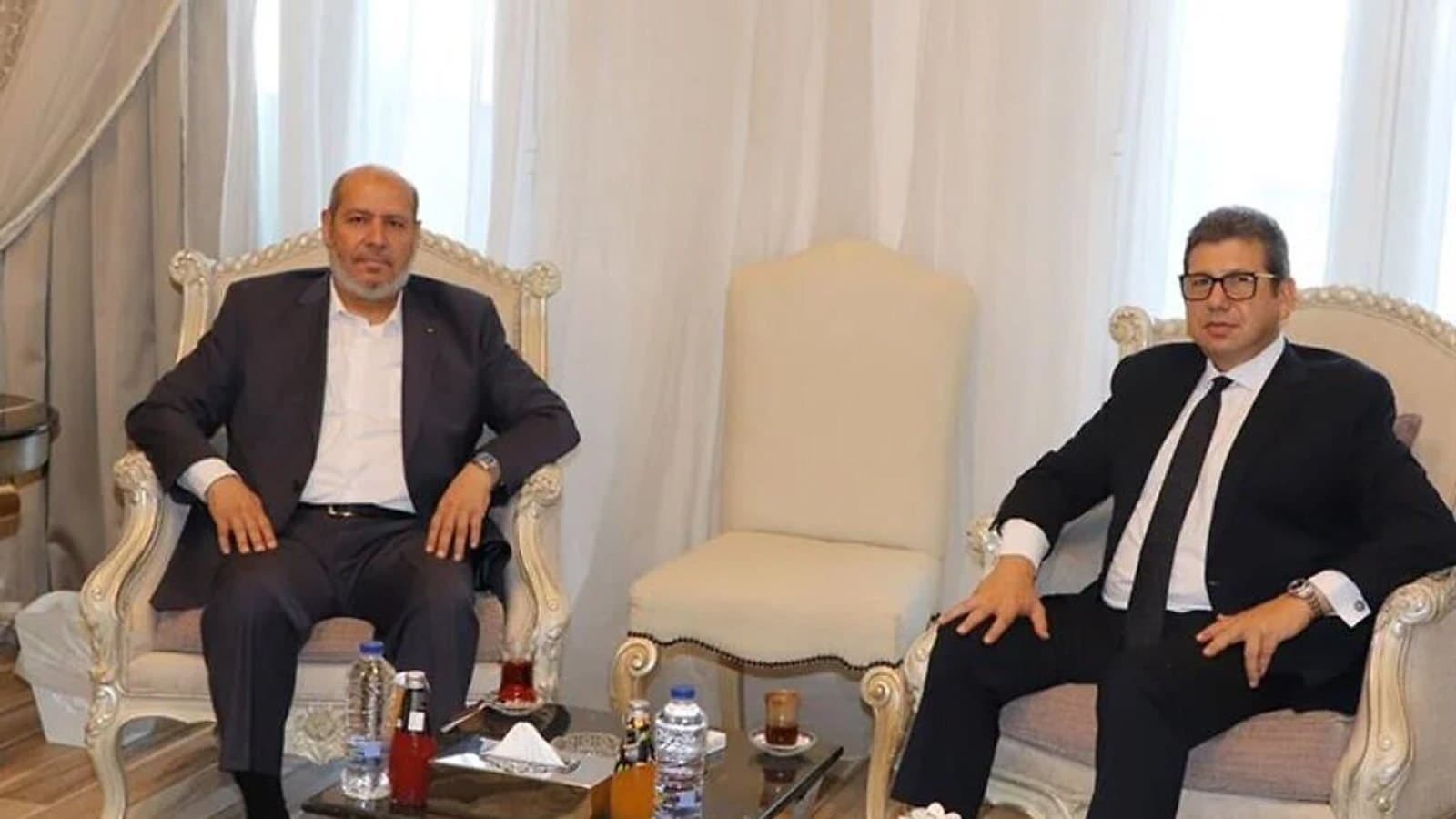 A Hamas official seated with Egyptian General Intelligence Service head Hassan Rashad in Cairo. תצלום ארכיון.