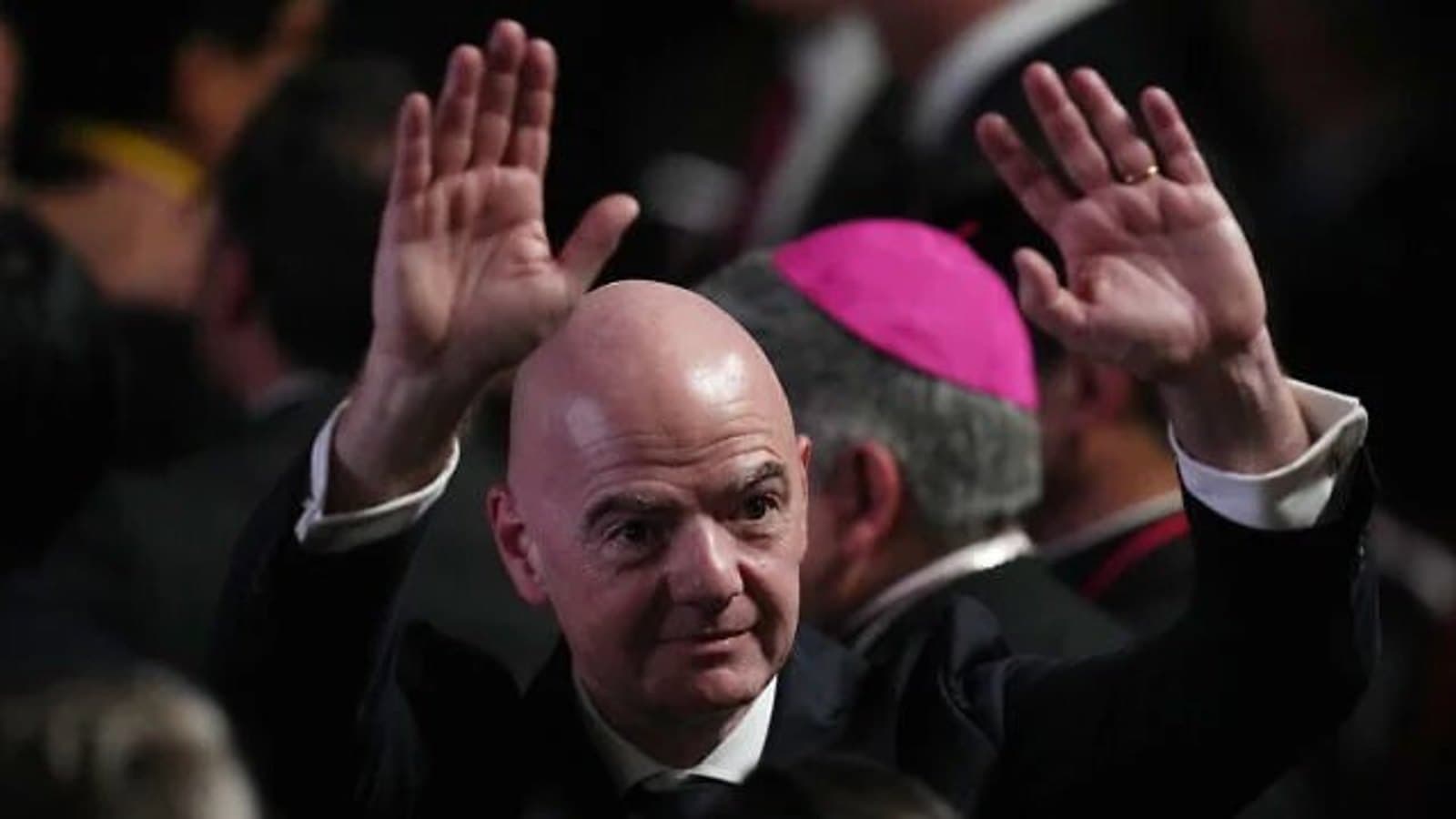 FIFA president Gianni Infantino raising both hands at an event. File photograph. תצלום ארכיון.