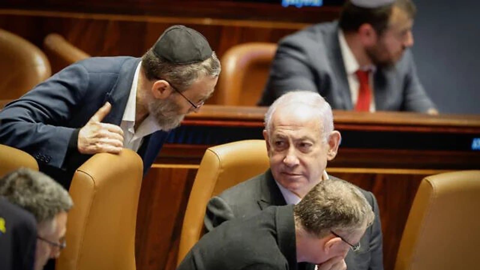 Bezalel Smotrich speaking with Benjamin Netanyahu in the Knesset plenum. File photograph. תצלום ארכיון.