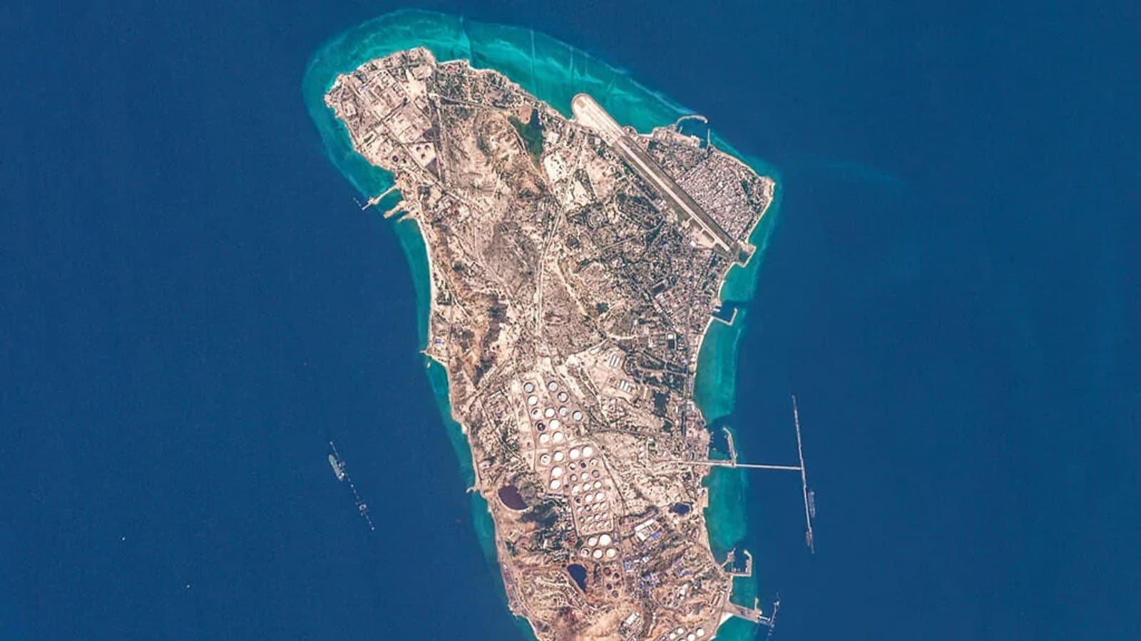 Satellite image of Kharg Island in the Persian Gulf, showing oil storage tanks and port infrastructure. תצלום ארכיון.