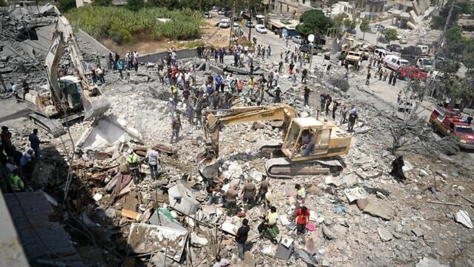 Rescue crews and excavators searching rubble after an Israeli strike in southern Lebanon. תצלום ארכיון.