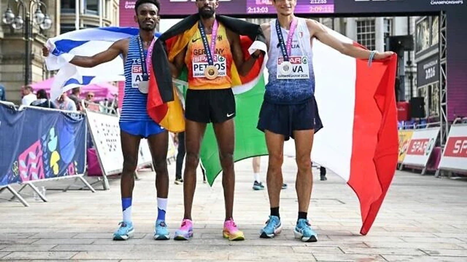 Medallists holding national flags after the men's marathon at the European Athletics Championships in Birmingham. תצלום ארכיון.