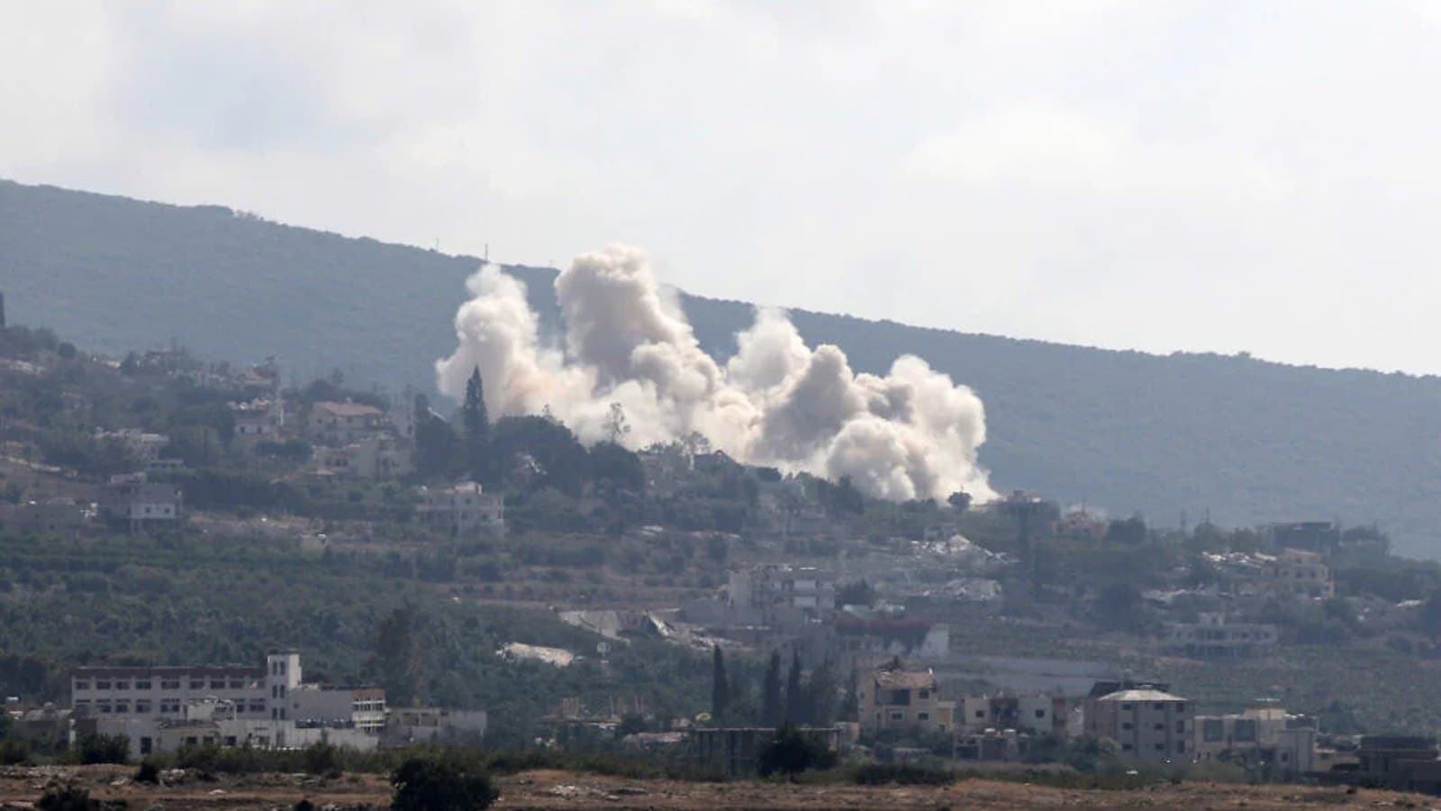 Smoke rising over a hillside village in southern Lebanon after airstrikes. תצלום ארכיון.