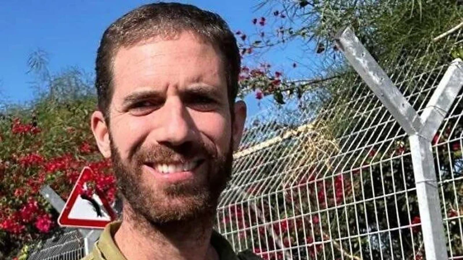 Neria Leiter smiling outdoors in IDF uniform. תצלום ארכיון.