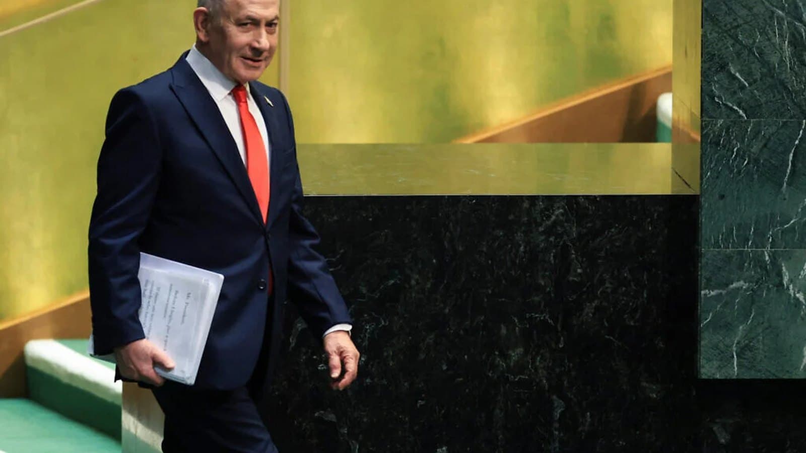 Benjamin Netanyahu walking through the UN General Assembly hall carrying papers. תצלום ארכיון.