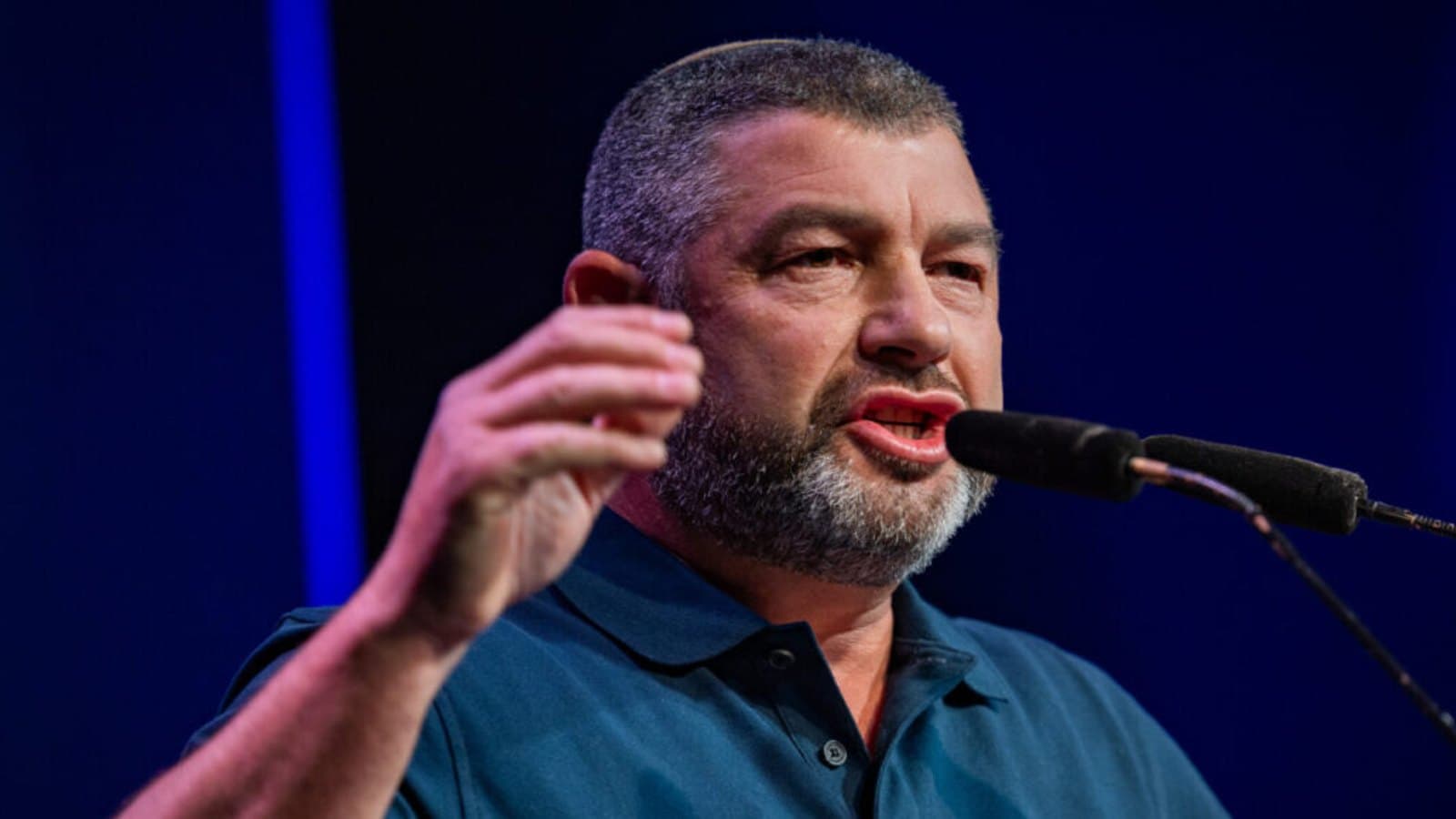 Ofer Winter speaking into a microphone at the launch of the new Amcha Yisrael party in Jerusalem. תצלום ארכיון.