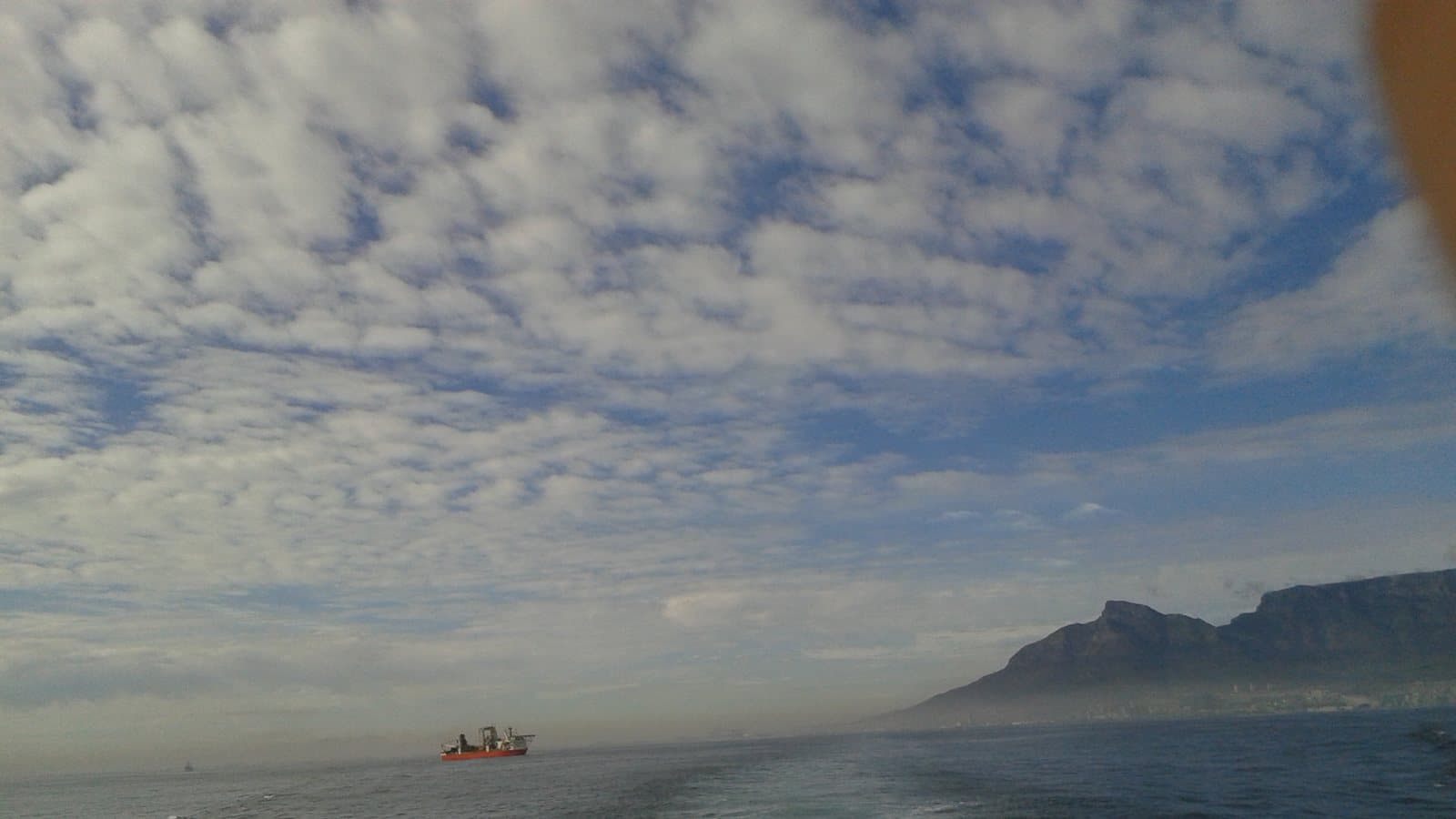 ASC Leiden Rietveld Collection 04 Cargo ship at sea under the Table Mountain 2015. File photograph. תצלום ארכיון.