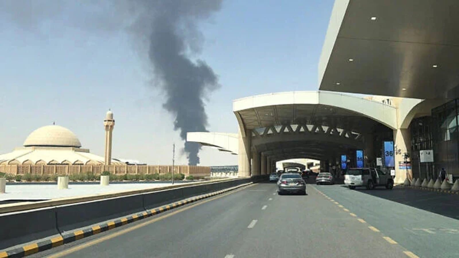 Black smoke rising near King Khalid International Airport in Riyadh, seen from the terminal roadway. תצלום ארכיון.