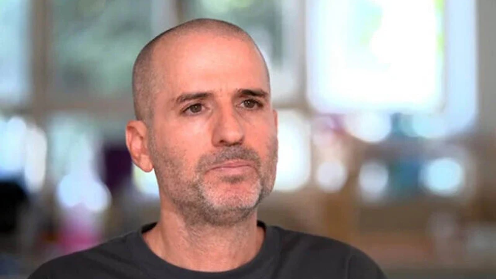 Retired Shin Bet negotiator Adi Rotem speaking during a television interview. תצלום ארכיון.