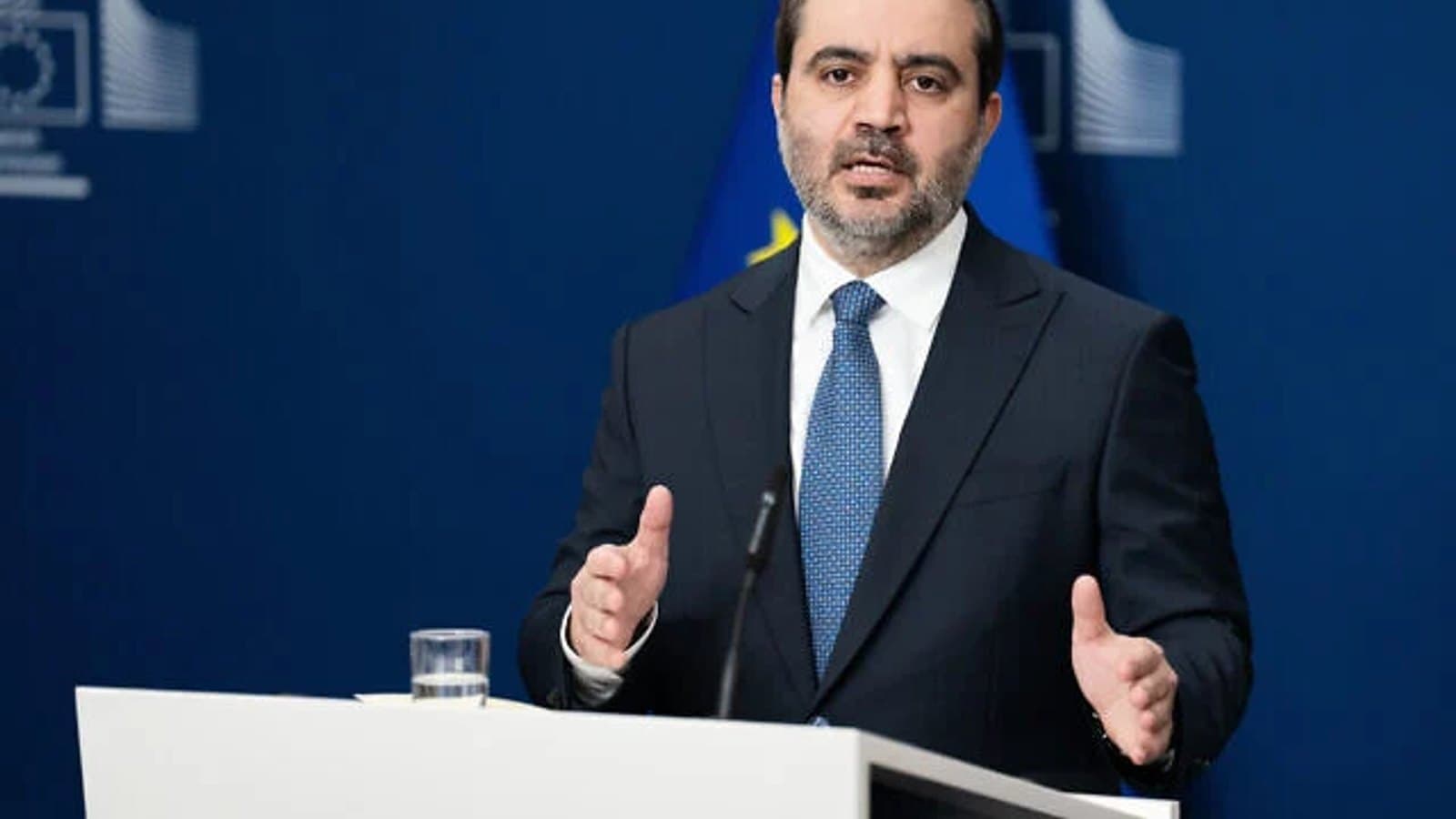 Syrian Foreign Minister Asaad al-Shaibani gestures while speaking at a podium. File photograph. תצלום ארכיון.