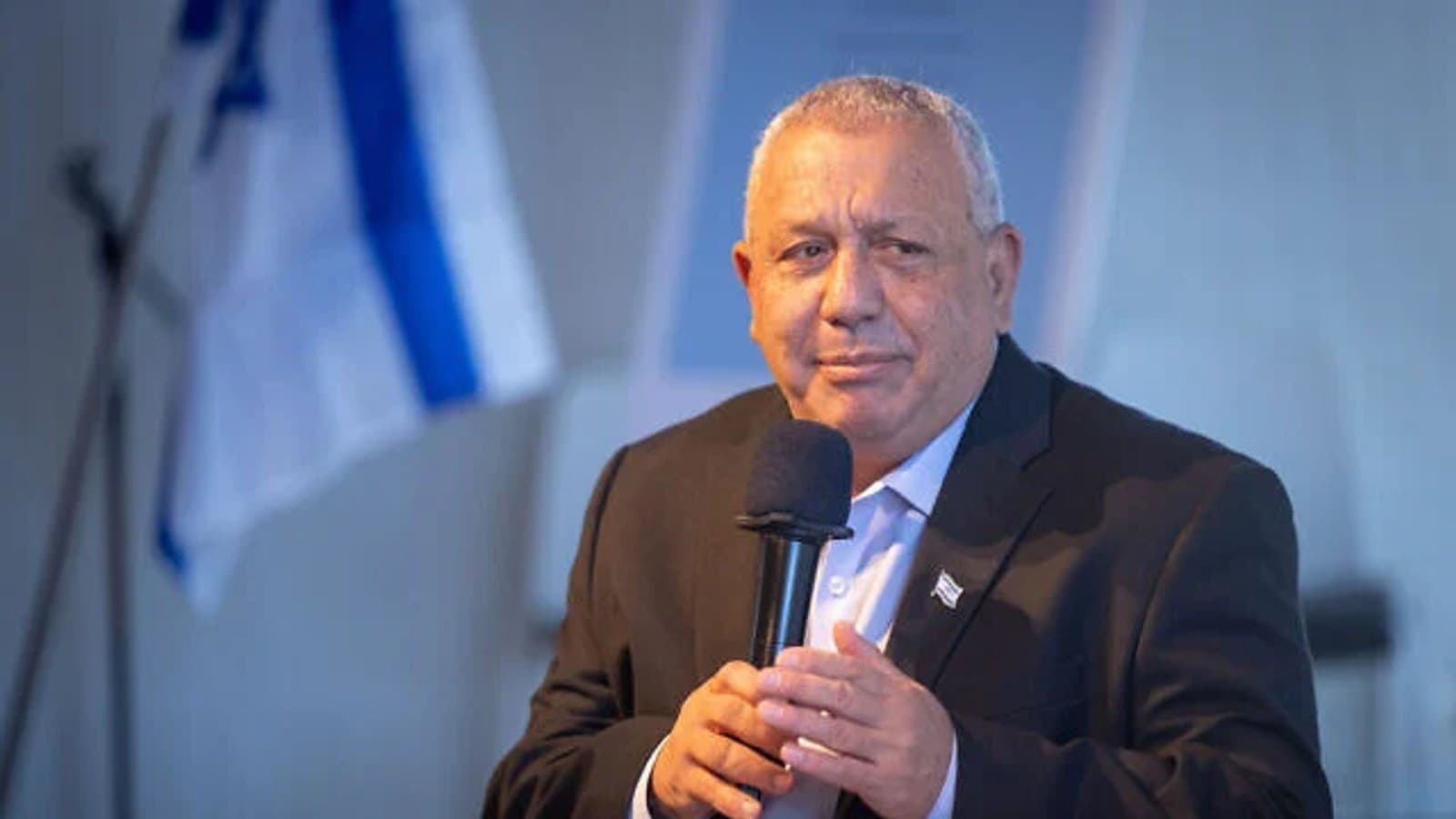 Central Elections Committee chairman Noam Sohlberg speaking into a microphone in front of an Israeli flag. תצלום ארכיון.