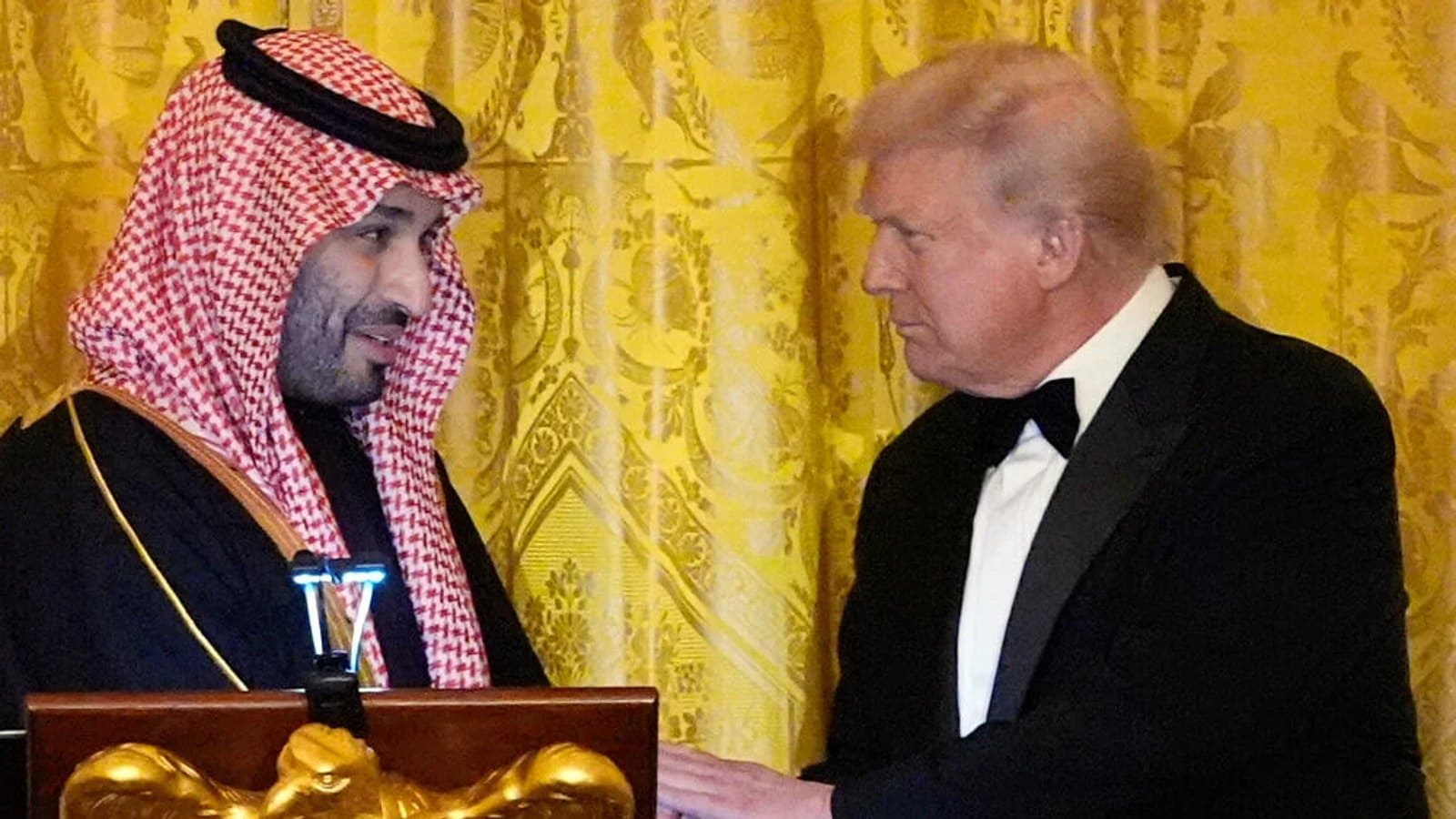 US President Donald Trump shakes hands with Saudi Crown Prince Mohammed bin Salman at a White House dinner. File photograph. תצלום ארכיון.