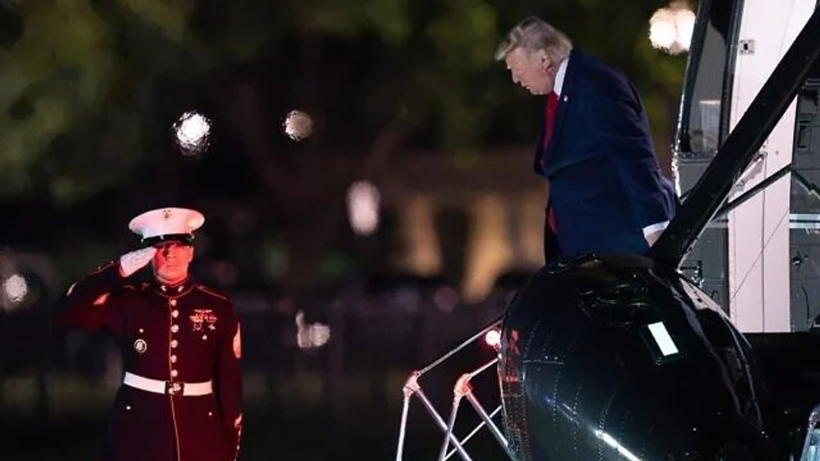 US President Donald Trump boarding a helicopter on the South Lawn of the White House. File photograph. תצלום ארכיון.
