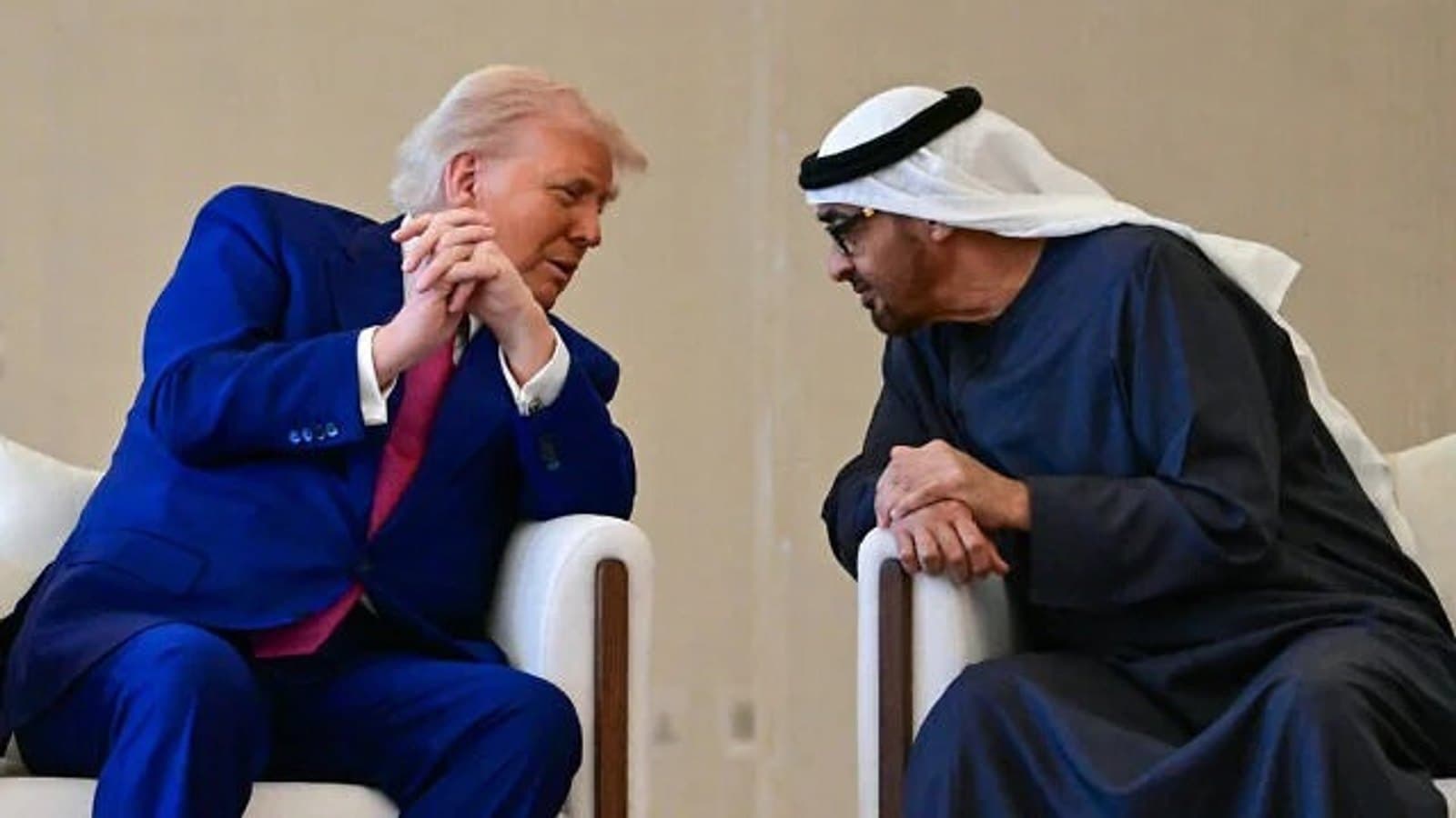 US President Donald Trump in conversation with the president of the United Arab Emirates. File photograph. תצלום ארכיון.