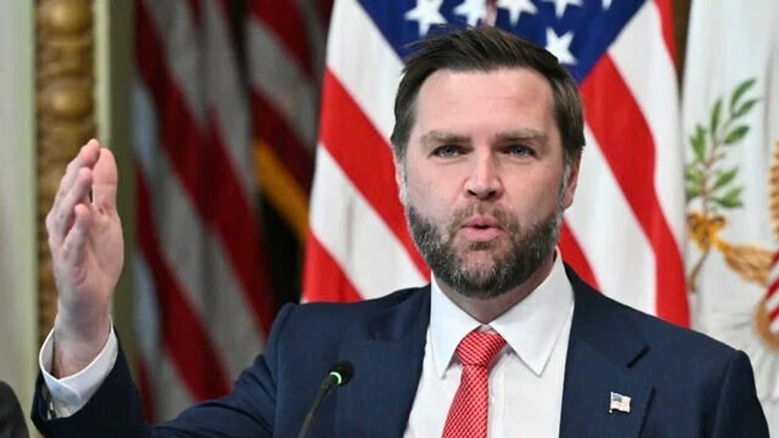 US Vice President JD Vance speaking at a roundtable. File photograph. תצלום ארכיון.