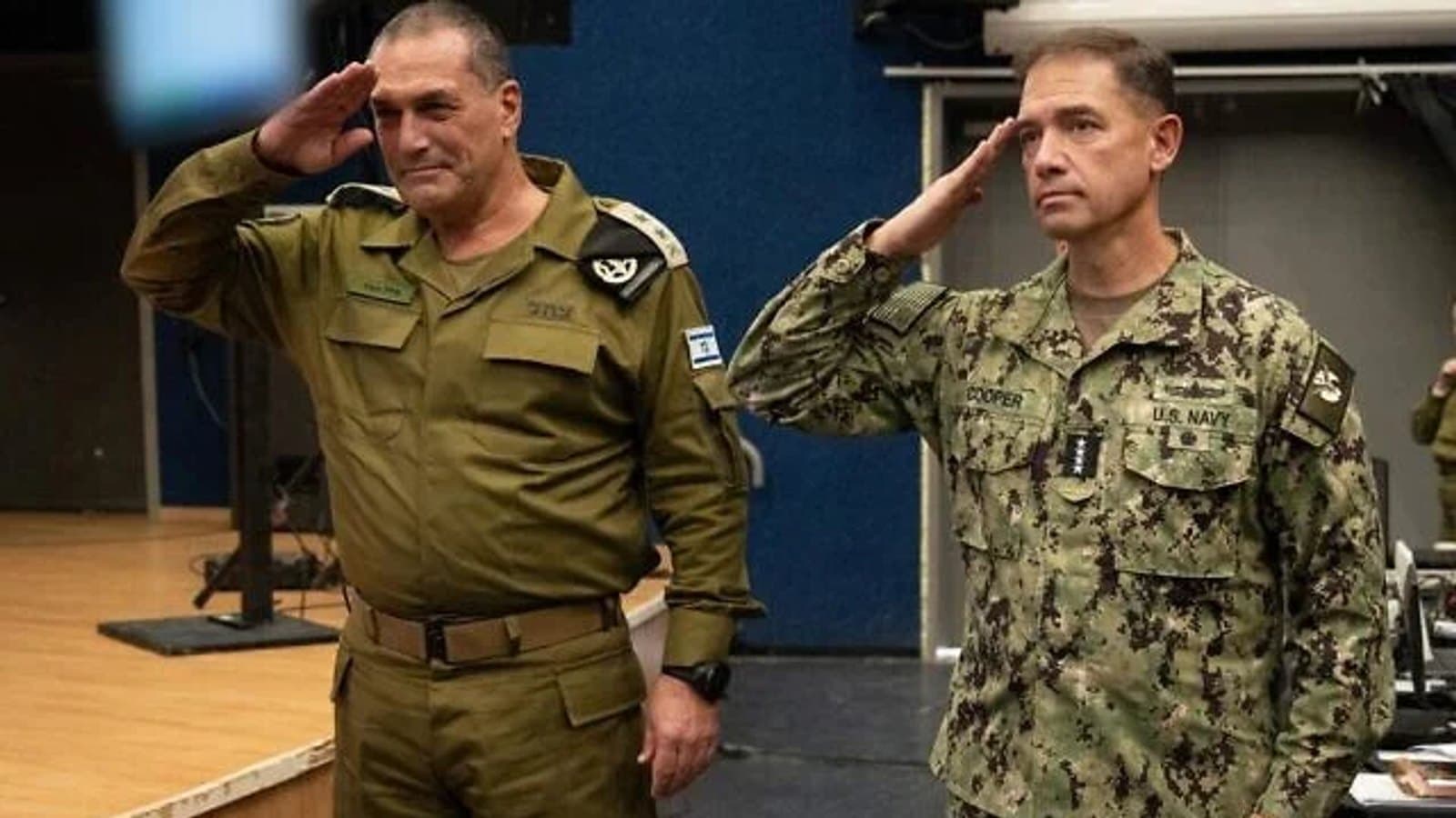 IDF Chief of Staff Eyal Zamir and US CENTCOM Commander Brad Cooper saluting together. תצלום ארכיון.